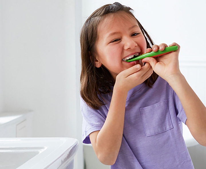 Kid washing teeth 